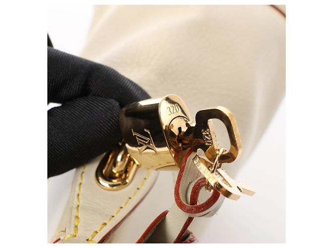 Borsa Lockit PM Suhali in pelle bianca M91887 di Louis Vuitton Beige - vista 11