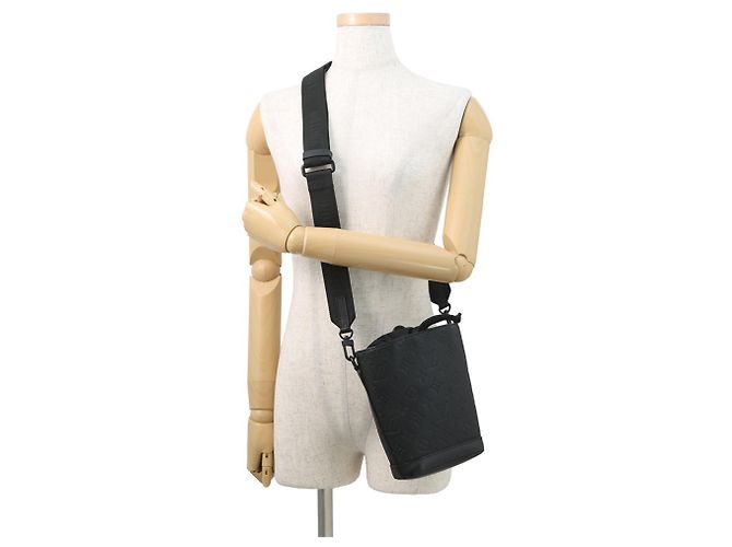 Noe Bolsa de ombro Noé Monogram Shadow da Louis Vuitton em couro preto - vista 4