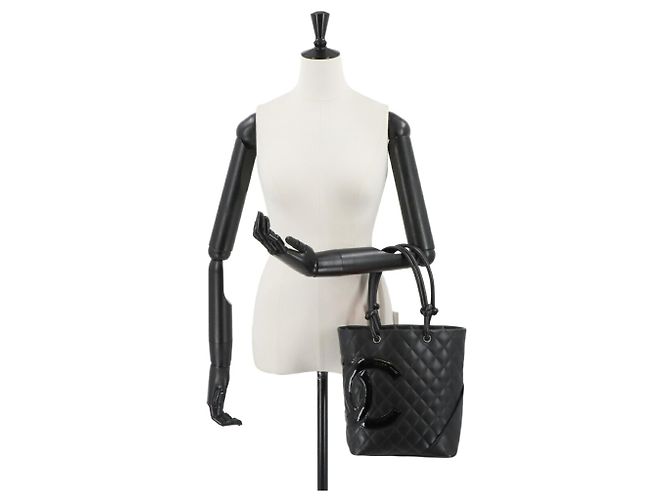 CHANEL Cambon Linie Medium Tote Bag aus schwarzem Lackkalbsleder mit silberner Hardware () - Ansicht 10