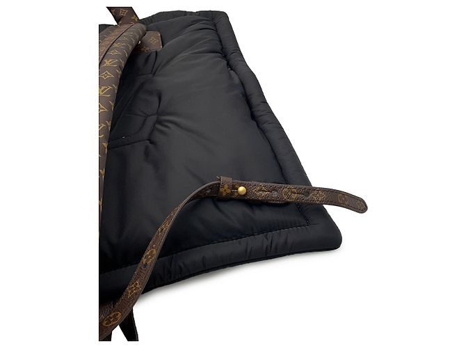Coussin Zaino Louis Vuitton in nylon riciclato/Monogramma LV cuscino in nero - vista 9