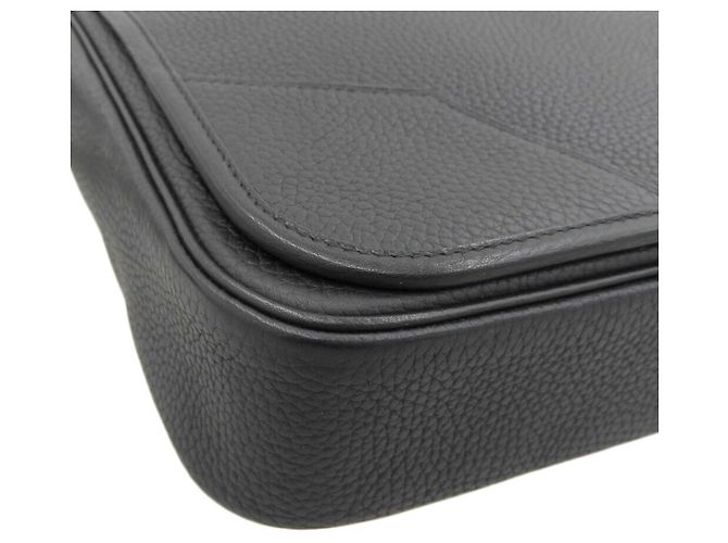 Hermès Hermes Victoria J gravierte Schultertasche aus schwarzem Taurillon - Ansicht 4