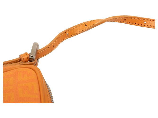 Fendi Mini Zucchino in tela arancione con zip e tracolla incrociata - vista 7