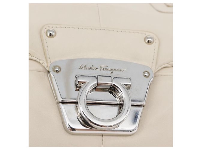 Borsa a mano One Belt in pelle bianca e argento di Salvatore Ferragamo Auth am10782 Bianco - vista 19