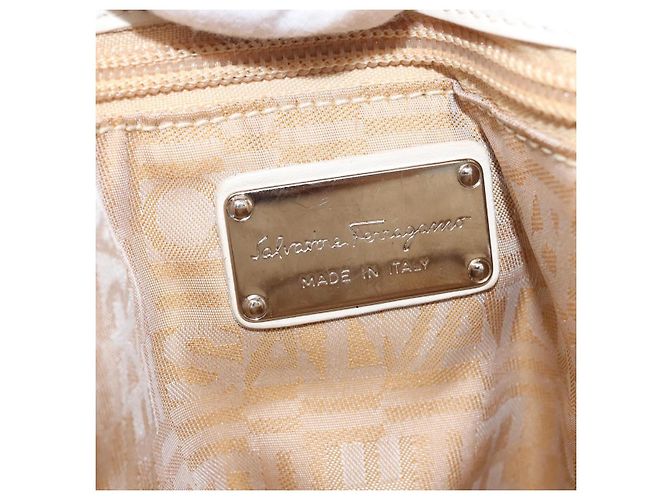 Borsa a mano One Belt in pelle bianca e argento di Salvatore Ferragamo Auth am10782 Bianco - vista 23