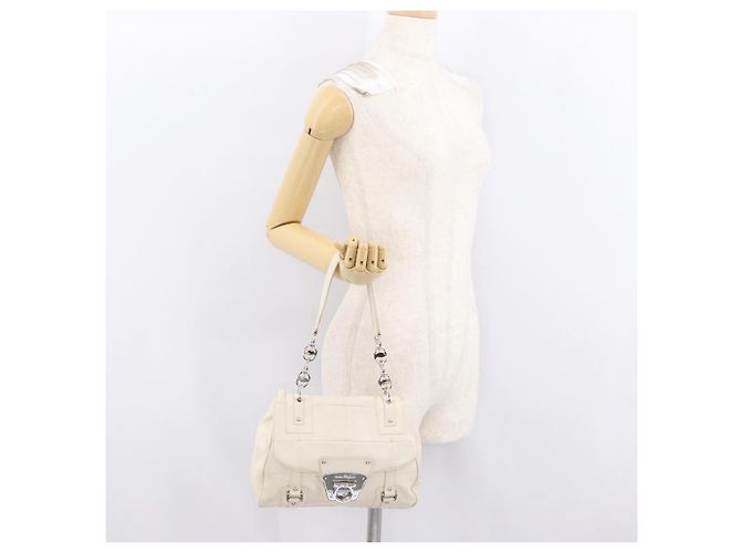 Borsa a mano One Belt in pelle bianca e argento di Salvatore Ferragamo Auth am10782 Bianco - vista 29