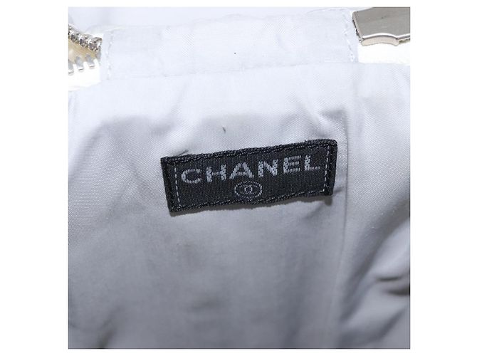 Borsa porta bottiglia in nylon bianco e argento della linea sportiva CHANEL con CC Auth bs33406 - vista 19