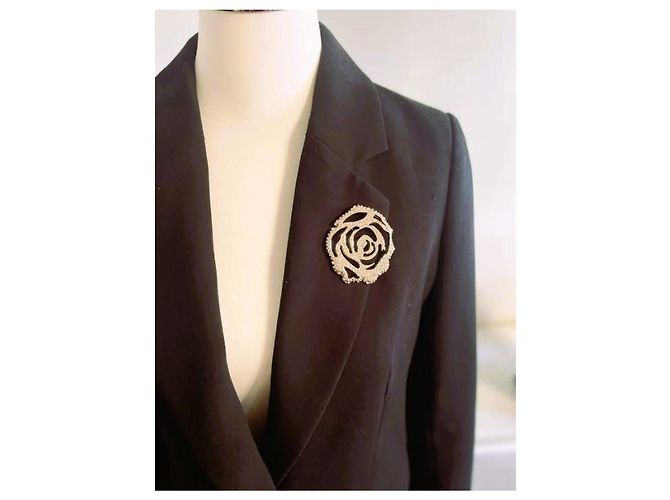 Bellissima spilla Blugirl di BLUMARINE a forma di rosa con cristalli Bianco D'oro - vista 8