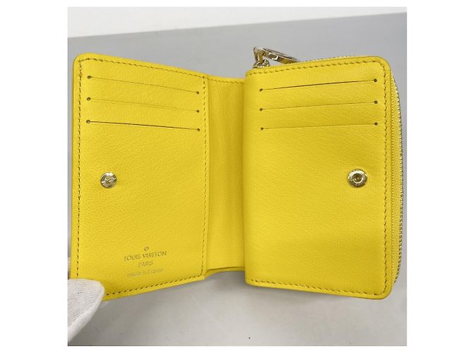 Cartera Lou Coussin Louis Vuitton Amarillo - vista 3