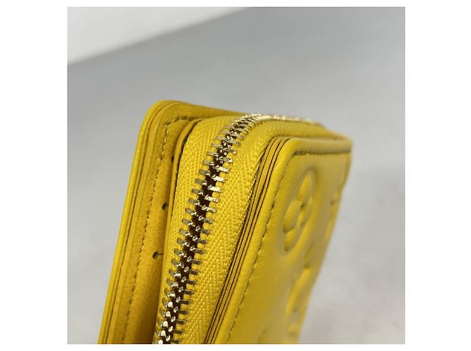 Cartera Lou Coussin Louis Vuitton Amarillo - vista 5