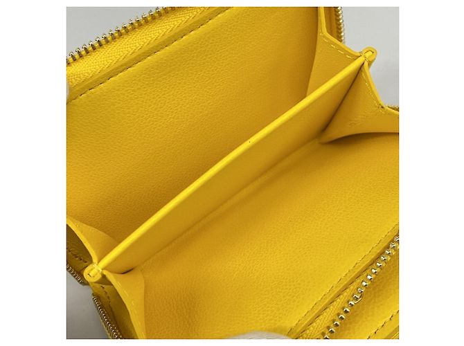Cartera Lou Coussin Louis Vuitton Amarillo - vista 8