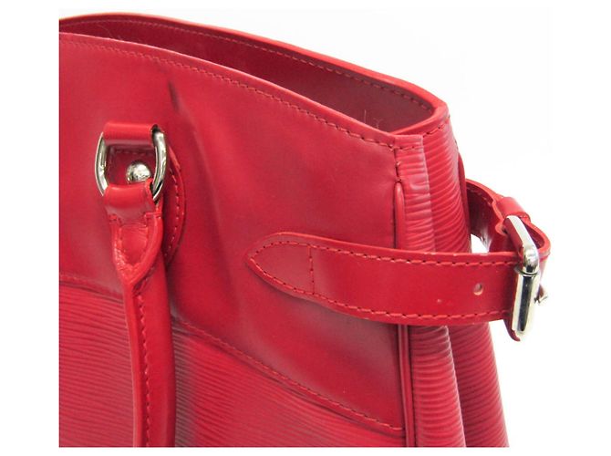 Bolso Louis Vuitton Epi Passy GM en Rouge Roja - vista 9