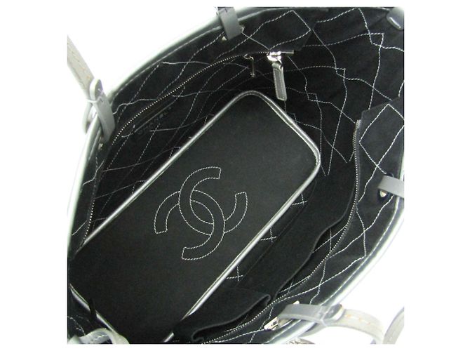 Bolso tote de piel de ternera plateada Chanel On the Road Plata - vista 3