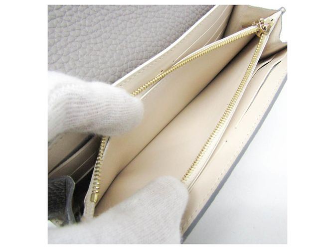 Cartera Taurillon Capucines M80928 de Louis Vuitton Gris - vista 5