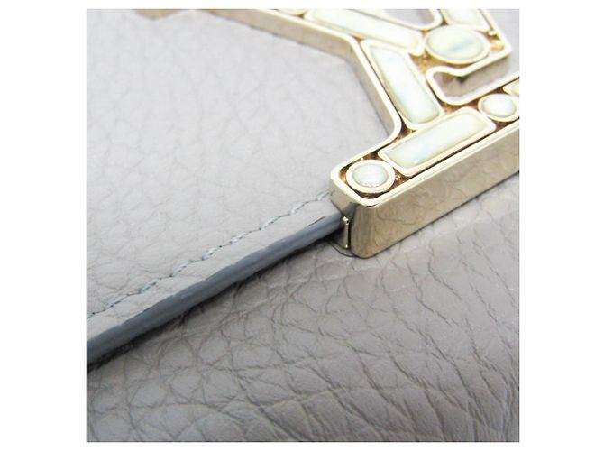 Cartera Taurillon Capucines M80928 de Louis Vuitton Gris - vista 9