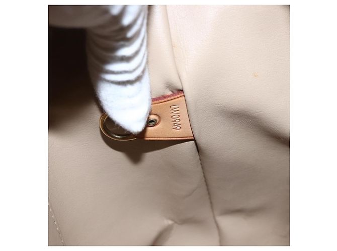 Louis Vuitton Houston Monogram Vernis Beige - vista 6