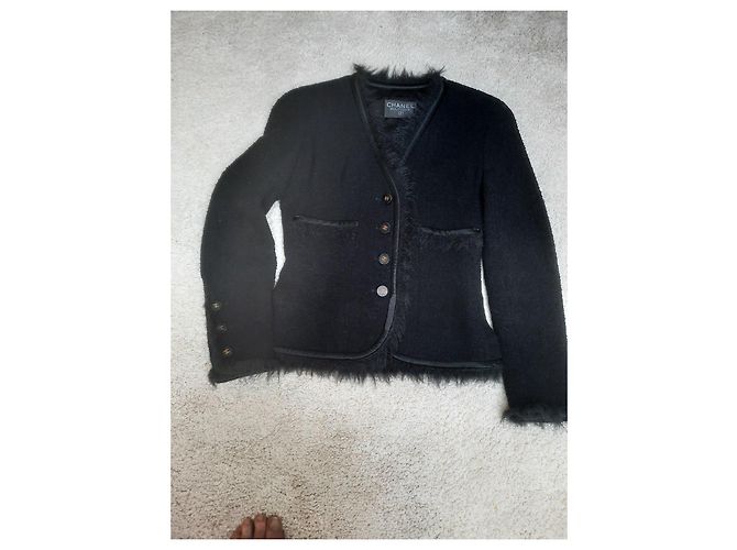 Schwarze Chanel Bouclé Jacke mit  Fluffibesatz - Ansicht 2