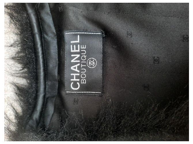 Schwarze Chanel Bouclé Jacke mit  Fluffibesatz - Ansicht 4