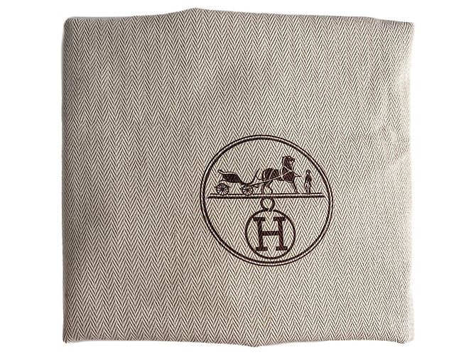 Hermès Borsa a mano Kelly 32 in pelle Taurillon Clemence Retourne Etain Taupe - vista 10