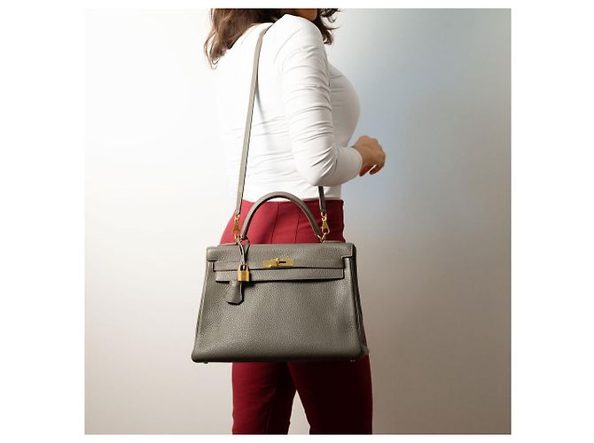 Hermès Borsa a mano Kelly 32 in pelle Taurillon Clemence Retourne Etain Taupe - vista 3