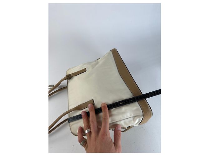Sac à main vintage Prada en polyester / cuir blanc et marron - vue 11