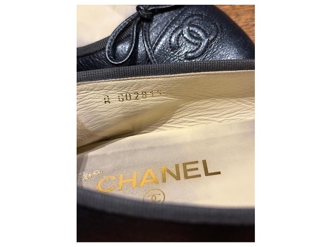 Chanel Metallic Navy Leder Ballerinas mit CC Logo Schleife Schwarz - Ansicht 5