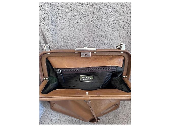 Prada Doctor Braune Ledertasche mit silberner Kette - Ansicht 14