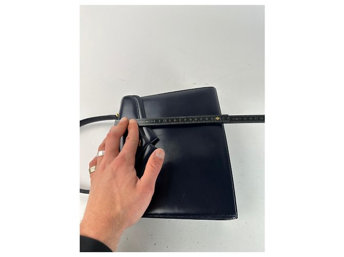 Vintage Givenchy Lederhandtasche in Marineblau - Ansicht 9
