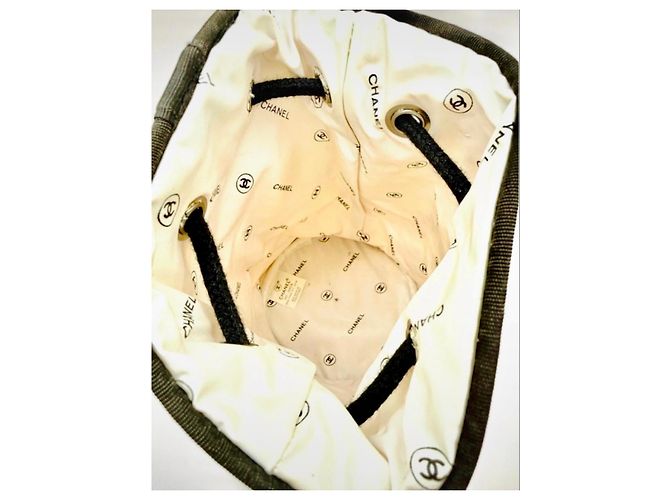 Borsa a secchiello Chanel in tela Nero Bianco - vista 2