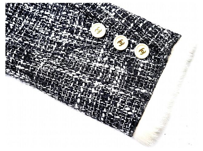 Timeless Chanel Wool Polyester Acrylic Fur Coat Black White - view 5