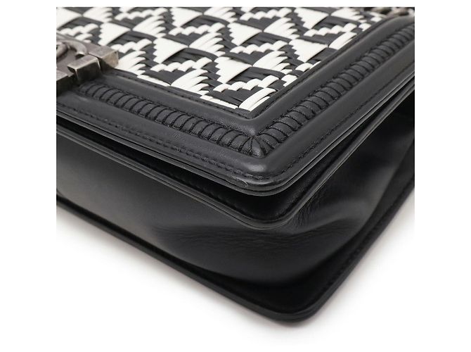 Borsa a spalla in pelle Chanel Boy Nero Bianco - vista 3