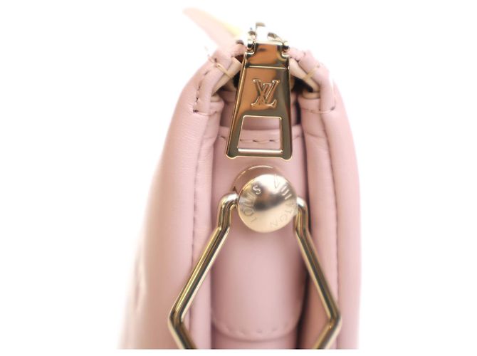Coussin PM in pelle di agnello trapuntata rosa Monogram Louis Vuitton - vista 10