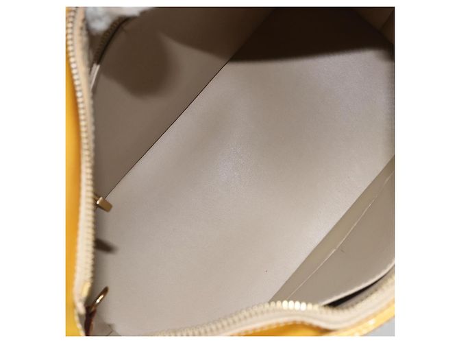 Louis Vuitton Houston Monogram Vernis Beige - vista 5