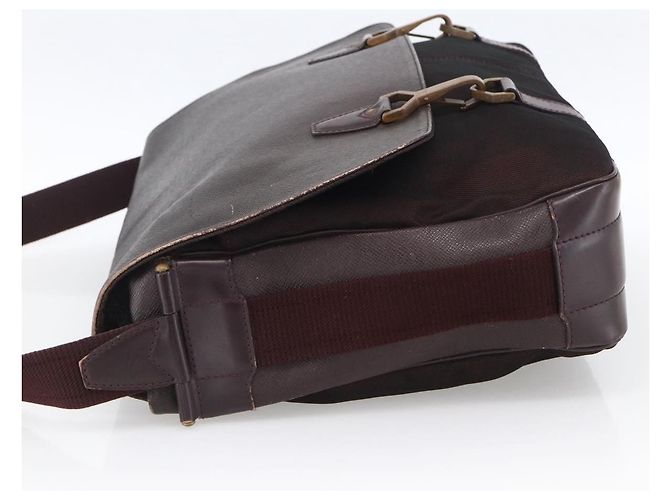 Louis Vuitton Dersou Taiga Leather and Canvas Marron - vue 3