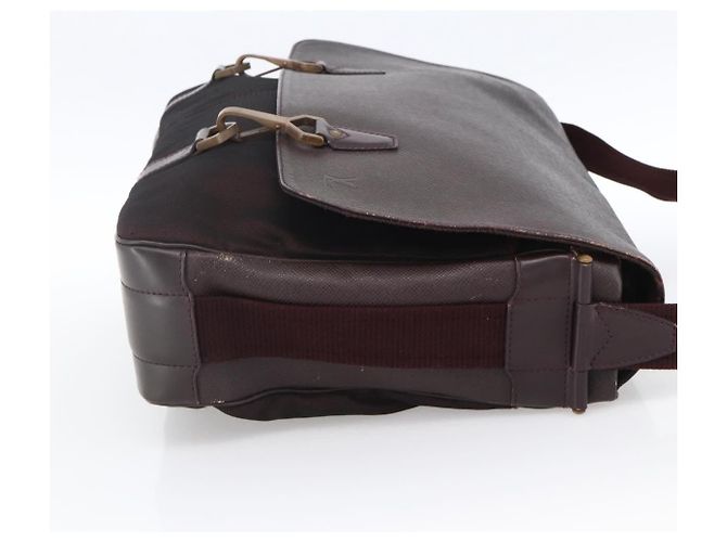 Louis Vuitton Dersou Taiga Leather and Canvas Marron - vue 4