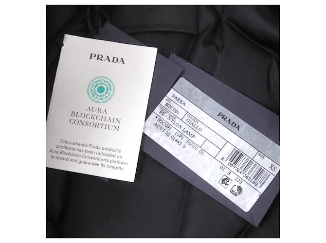 Casaco acolchoado com logo triangular em Re-Nylon da Prada Amarelo - vista 12
