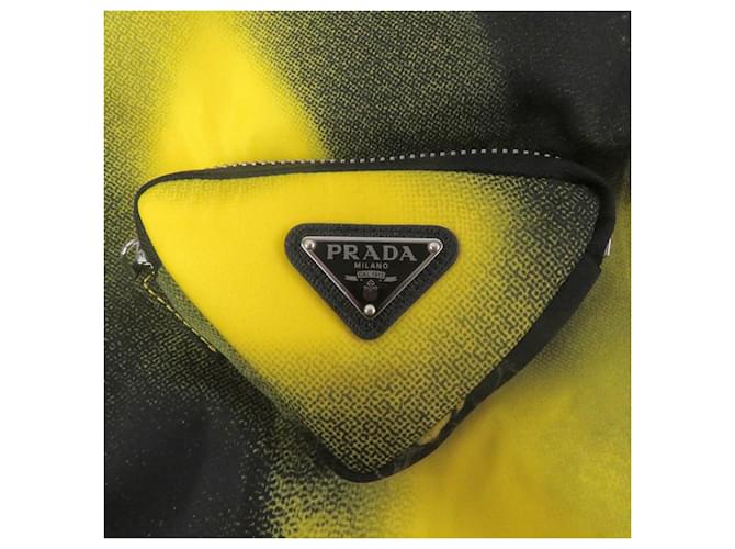 Casaco acolchoado com logo triangular em Re-Nylon da Prada Amarelo - vista 5