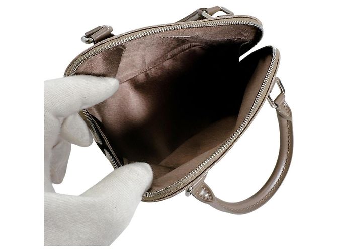 Borsa Pouch Little Alma Monogram Satin di Louis Vuitton Beige - vista 11