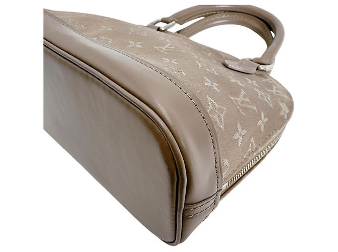 Borsa Pouch Little Alma Monogram Satin di Louis Vuitton Beige - vista 5