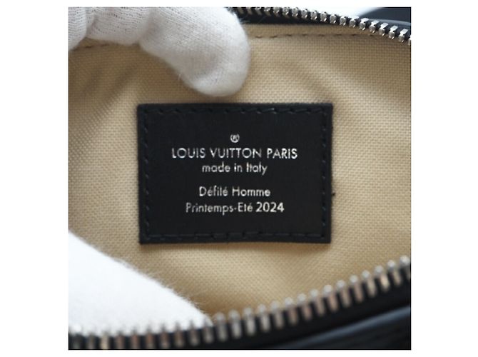 Borsa a Spalla Nano Alma in Pelle di Vitello Pharrell Williams Louis Vuitton Nero - vista 10