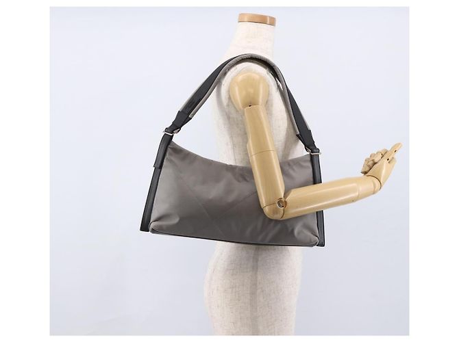 Salvatore Ferragamo Schultertasche aus Nylon Grau Silber Authentisch bs33629 Braun - Ansicht 21