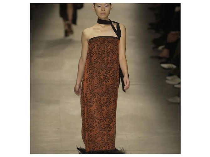 Vestido de seda estampada sem alças com detalhe em joia Lanvin - vista 2