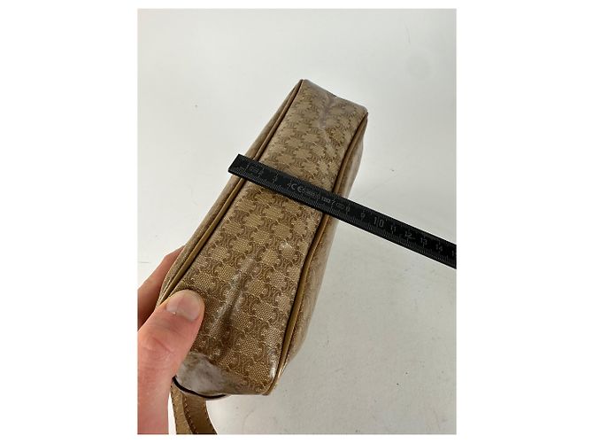 Céline Vintage Celine Paris Triomphe Monogramm Leder Schultertasche in Gold und Braun - Ansicht 11