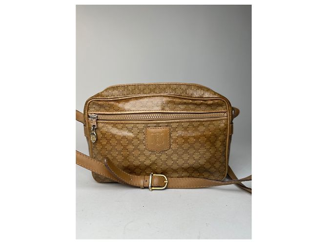 Céline Vintage Celine Paris Triomphe Monogramm Leder Schultertasche in Gold und Braun - Ansicht 12
