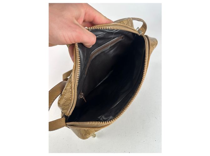 Céline Vintage Celine Paris Triomphe Monogramm Leder Schultertasche in Gold und Braun - Ansicht 3