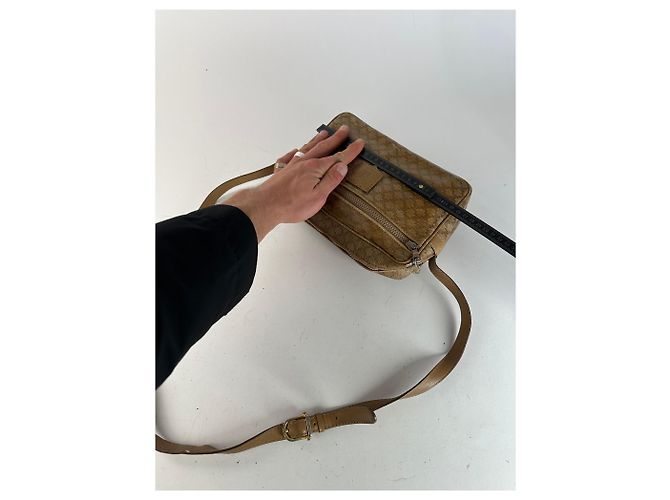 Céline Vintage Celine Paris Triomphe Monogramm Leder Schultertasche in Gold und Braun - Ansicht 8