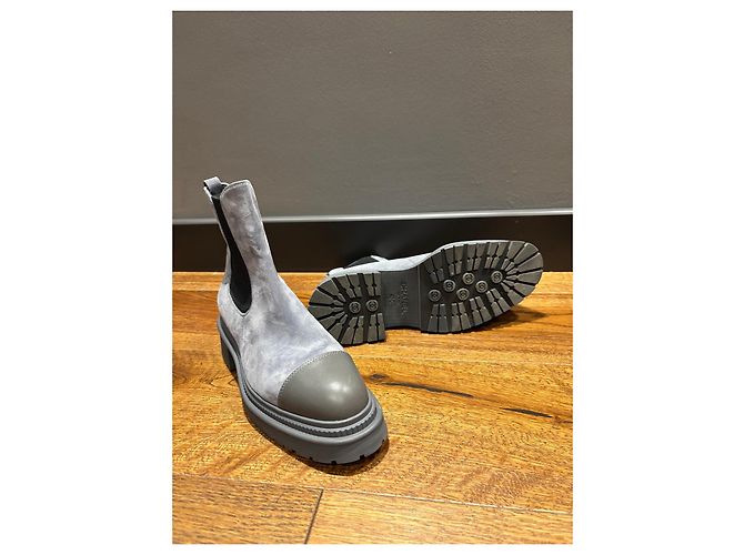Botas Chelsea de camurça e couro cinza da Chanel com bico arredondado - vista 10
