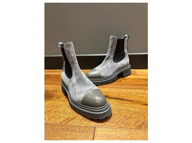 Botas Chelsea de camurça e couro cinza da Chanel com bico arredondado - vista 11
