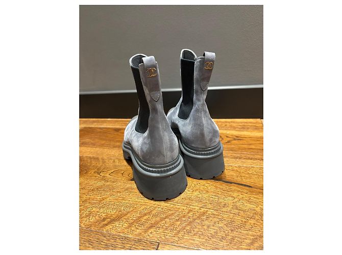 Botas Chelsea de camurça e couro cinza da Chanel com bico arredondado - vista 12