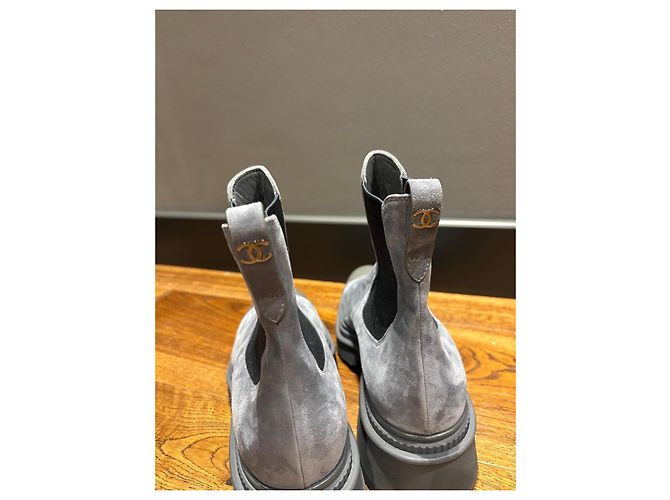 Botas Chelsea de camurça e couro cinza da Chanel com bico arredondado - vista 13