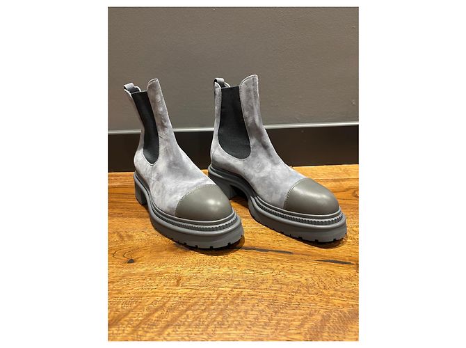 Botas Chelsea de camurça e couro cinza da Chanel com bico arredondado - vista 14